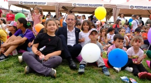 Kuyucak Belediye Başkanı Uğur Doğanca&rsquo;dan &Ccedil;ocuklara &ouml;zel etkinlik
