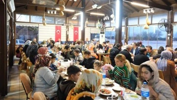 Kuyucak Belediyesi&rsquo;nden &ouml;ks&uuml;z ve yetimlere iftar yemeği