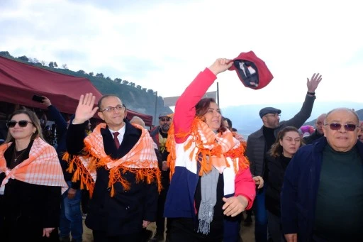 Kuyucak'taki deve g&uuml;reşlerini 15 bin kişi izledi