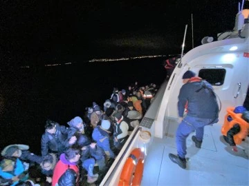 Lastik bot i&ccedil;erisindeki 51 d&uuml;zensiz g&ouml;&ccedil;men kurtarıldı