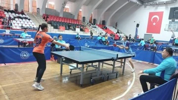 Liseli gen&ccedil;ler şampiyonluk i&ccedil;in ter d&ouml;kt&uuml;