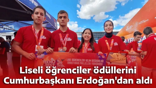 Liseli &ouml;ğrenciler &ouml;d&uuml;llerini Cumhurbaşkanı Erdoğan'dan aldı