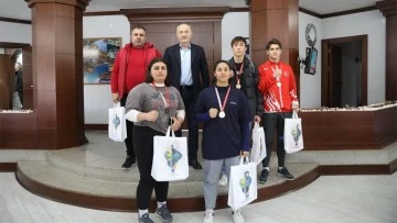 Madalyalı boks&ouml;rler başarılarını Başkan Atabay ile paylaştı