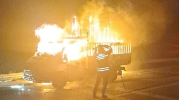 Malzeme y&uuml;kl&uuml; kamyonet cayır cayır yandı
