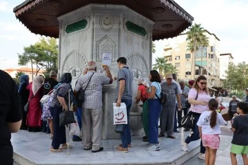 Mevlid Kandili&rsquo;nde Osmanlı &Ccedil;eşmesi&rsquo;nden şerbet aktı