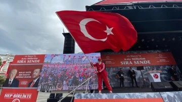 MHP&rsquo;nin sembol ismi &ldquo;Bayrak Dede&rdquo; Aydın&rsquo;da vatandaşları coşturdu