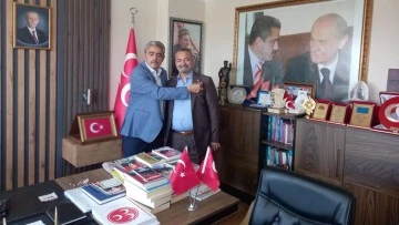 MHP&rsquo;ye katılanlara rozetleri t&ouml;renle takıldı