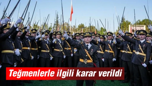 Milli Savunma Bakanlığı'ndan yapılan a&ccedil;ıklamada, kılı&ccedil;lı yemin t&ouml;reniyle ilgili 5 teğmenin ihra&ccedil; edildiği belirtildi.