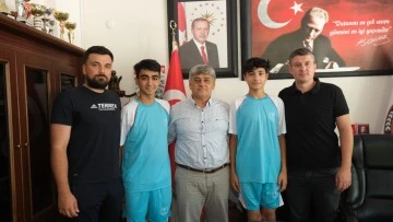 Milli takım kampına davet edilen sporculardan Başkan &Ccedil;&ouml;mden'e ziyaret