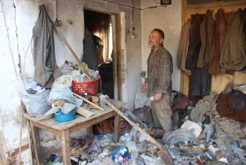 Milyoner adam t&uuml;m evlerini &ccedil;&ouml;ple doldurmuş
