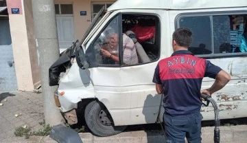 Minib&uuml;s aydınlatma direğine &ccedil;arptı: 1 yaralı