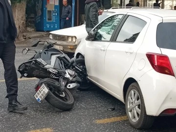 Motosiklet, otomobilin tekerleğine saplandı