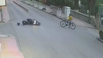 Motosikletli gen&ccedil;, bisikletli &ccedil;ocuğa &ccedil;arpmamak i&ccedil;in kendini feda etti