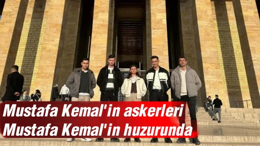 Mustafa Kemal'in askerleri Mustafa Kemal'in huzurunda