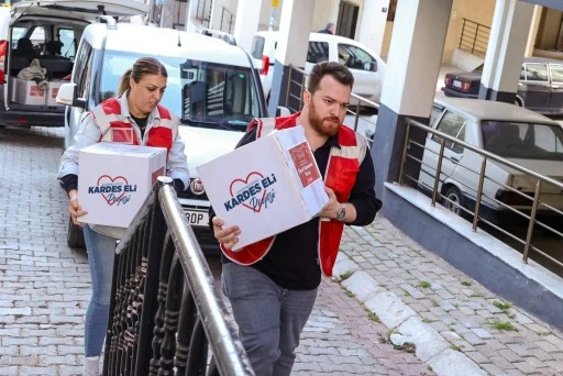EFELER&rsquo;İN DAYANIŞMA PROJESİ BAŞLADI GIDA KOLİLERİ SAHİPLERİNE ULAŞTIRILIYOR