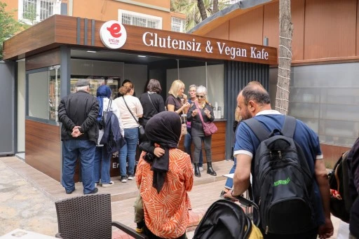 BAŞKAN ANIL YETİŞKİN S&Ouml;Z&Uuml;N&Uuml; TUTTU: MENDERES PARK&rsquo;TA VEGAN KAFE D&Ouml;NEMİ YOĞUN İLGİYLE BAŞLADI
