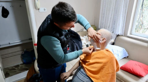 BAŞKAN MEHMET KIVRAK, EVDE TIRAŞ HİZMETİYLE B&Uuml;Y&Uuml;KLERİN YANINDA OLUYOR