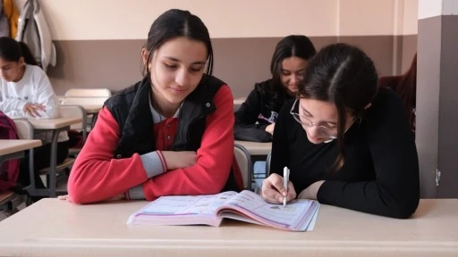 BAŞKAN &Ccedil;ER&Ccedil;İOĞLU HER YAŞTAN &Ouml;ĞRENCİNİN YANINDA