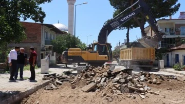 Nazilli Belediyesi yolları bir bir yeniliyor