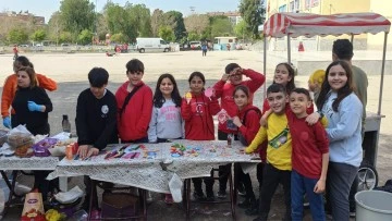 Nazilli Cumhuriyet İlkokulu'nda depremzedeler i&ccedil;in hayır panayırı d&uuml;zenlendi