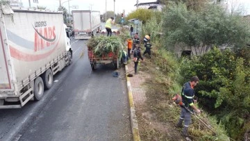 Nazilli&rsquo;de temizlik ekipleri karayolu kenarlarını temizledi