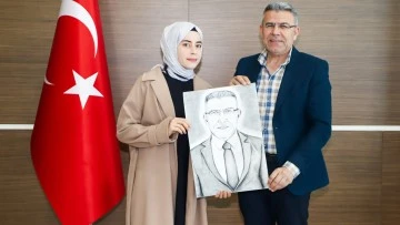 Nişan y&uuml;z&uuml;klerini takan Başkan G&uuml;ler&rsquo;e karakalem portre jesti