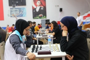 &Ouml;ğrenciler satran&ccedil; turnuvasında stratejilerini sergiledi