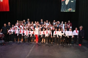 &Ouml;ğrencilerin 100. yıl konseri ayakta alkışlandı