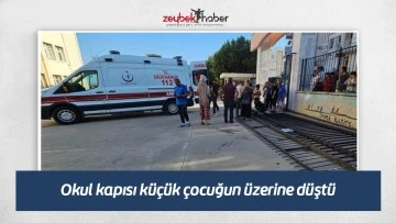 Okul kapısı k&uuml;&ccedil;&uuml;k &ccedil;ocuğun &uuml;zerine d&uuml;şt&uuml;