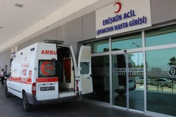 Okulda &uuml;zerine dolap d&uuml;şen k&uuml;&ccedil;&uuml;k &ccedil;ocuk yaralandı