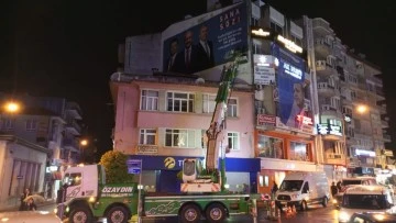 Olaylı CHP afişi şu anda kaldırılıyor!
