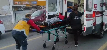 &Ouml;nce aniden a&ccedil;ılan araba kapısına &ccedil;arptı, sonra otomobilin altında kaldı