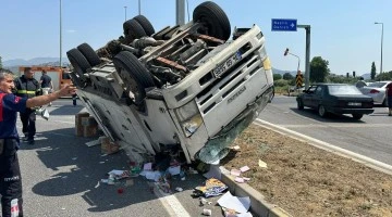 &Ouml;n&uuml;ndeki araca &ccedil;arpıp takla attı