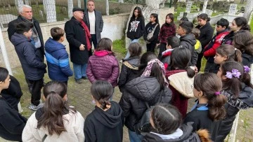 Ortaokul &ouml;ğrencileri şehitlik ziyaretleri ger&ccedil;ekleştiriyor