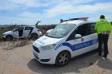 Otomobil &ccedil;aldılar, polisi yaraladılar, serbest kaldılar