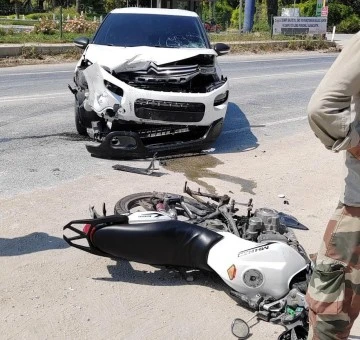 Otomobil ile motosiklet kafa kafaya &ccedil;arpıştı: 1 ağır yaralı