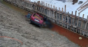 Otomobil, viyad&uuml;k inşaat temeline u&ccedil;tu: 3 &ouml;l&uuml;