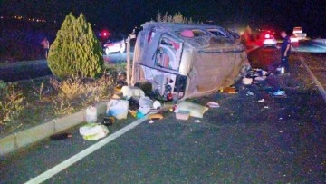 Otomobilin &ccedil;arptığı ticari ara&ccedil; takla atarak karşı şeride ge&ccedil;ti: 4 yaralı