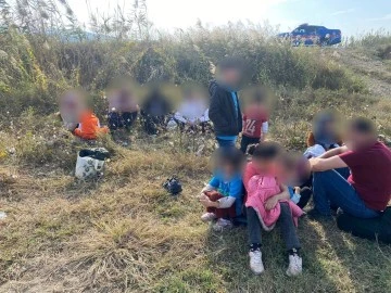Pamuk tarlasına gizlenmiş d&uuml;zensiz g&ouml;&ccedil;menler yakalandı