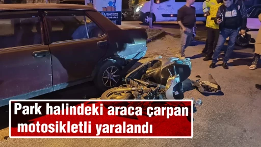 Park halindeki araca &ccedil;arpan motosikletli yaralandı