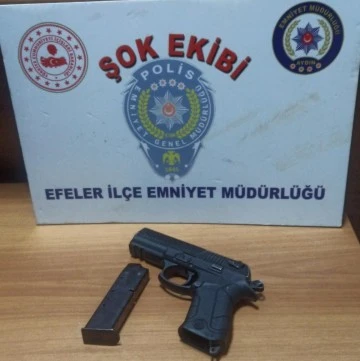 Polis ş&uuml;phesinde haklı &ccedil;ıktı, &uuml;zerinden ruhsatsız tabanca ele ge&ccedil;irildi