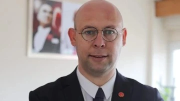 "CHP&rsquo;nin &ccedil;izgisini &ouml;l&ccedil;meye G&ouml;khan &Ouml;kten&rsquo;in &ccedil;apı da yaşı da yetmez"