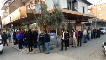 Ramazan'ın ilk g&uuml;n&uuml;nde sıcak pide kuyruğu geleneği bozulmadı