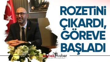Rozetini &ccedil;ıkardı g&ouml;reve başladı