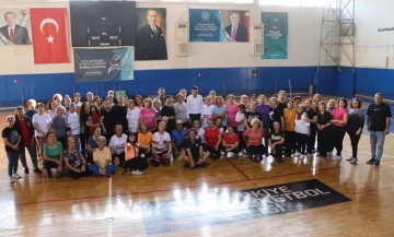 Sağlıklı ve eğlenceli bir g&uuml;ne sabah sporu ile başlıyorlar