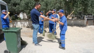 Sahada &ccedil;alışan belediye iş&ccedil;ileri buz gibi suyla serinledi