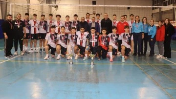 Şampiyon voleybolcular kupalarını Başkan Kaplan&rsquo;ın elinden aldı