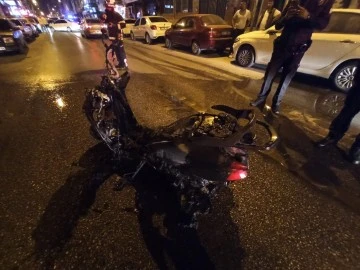 Seyir halinde alev alan motosiklet demir yığınına d&ouml;nd&uuml;