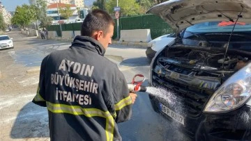 Seyir halindeki ara&ccedil;ta &ccedil;ıkan yangın panikletti