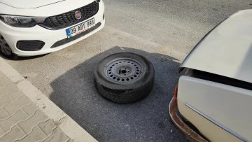 Seyir halindeki ara&ccedil;tan fırlayan lastik alt yola d&uuml;şt&uuml;